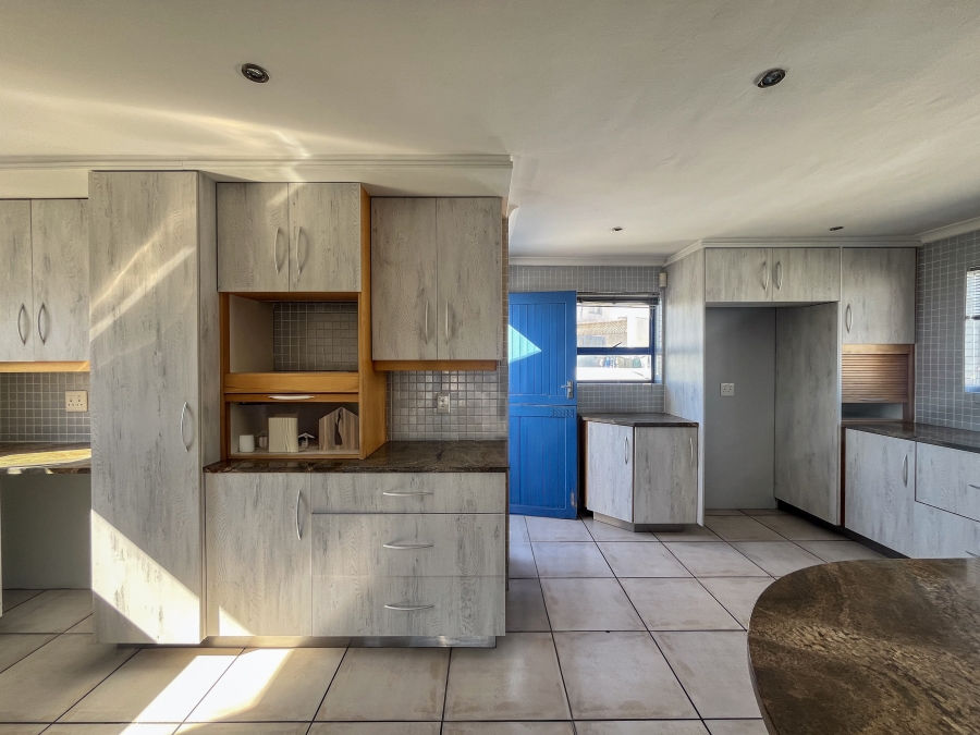 To Let 5 Bedroom Property for Rent in Paradise Beach Western Cape
